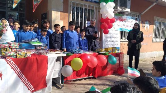 اهدا جوایز کاردستی ونقاشی 22 بهمن درمدرسه پورنیک
