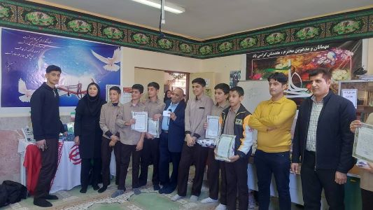 جشن 22 بهمن  مدرسه راهنمایی امام حسن مجتبی با هدا جوایز به اعضا کتابخانه