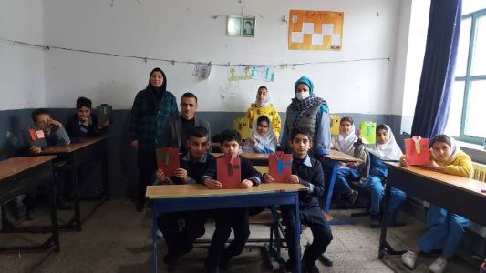 ساخت کاردستی رور پدر درمدرسه طالقانی توسط اعضا کتابخانه