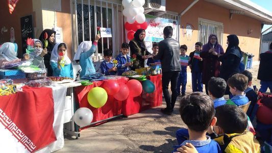 اهدا جوایز به کاردستی های   لاله اعضا کتابخانه مزیین به نام شهدا