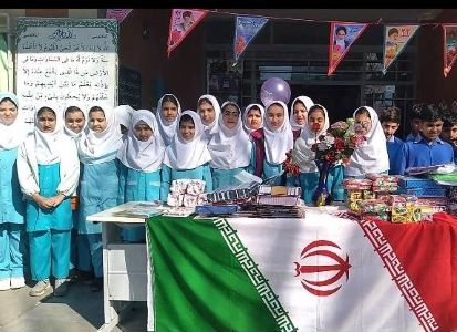 اجرای سرود توسط اعضا عضو کتابخانه در مراسم 22 بهمن